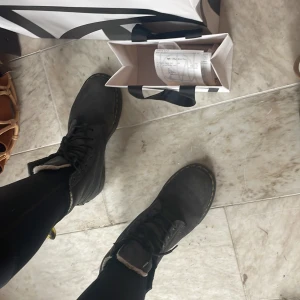 Dr. Martens läder skor - Fina Dr. Martens skor, äkta läder. Spricka i sulan men funkar bra ändå! Se bild. Nypris: 1500-2200kr, säljer dem för 750kr+frakt