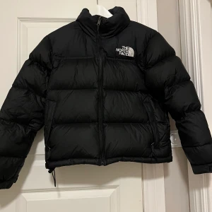 The north face  - Säljer en north face jacka som är endast använd under en säsong. Modell 1996.  Jätte fint skick. Det är dun i den så den är väldigt varm. Nypris:3699kr  Kan posta paketet samma dag som du köper jackan.  