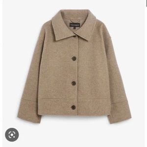 Kappa - Säljer denna slutsålda jacka/kappa från Kappahl i strl M men passar också S och Xs beroende på hur man vill att den ska sitta. 