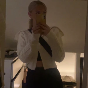 Stickad kofta  - Säljer denna vita stickade kofta från Gina tricot, använd ca 3 gånger. Säljer för att den inte kommer till användning länge. Slutsåld överallt☺️