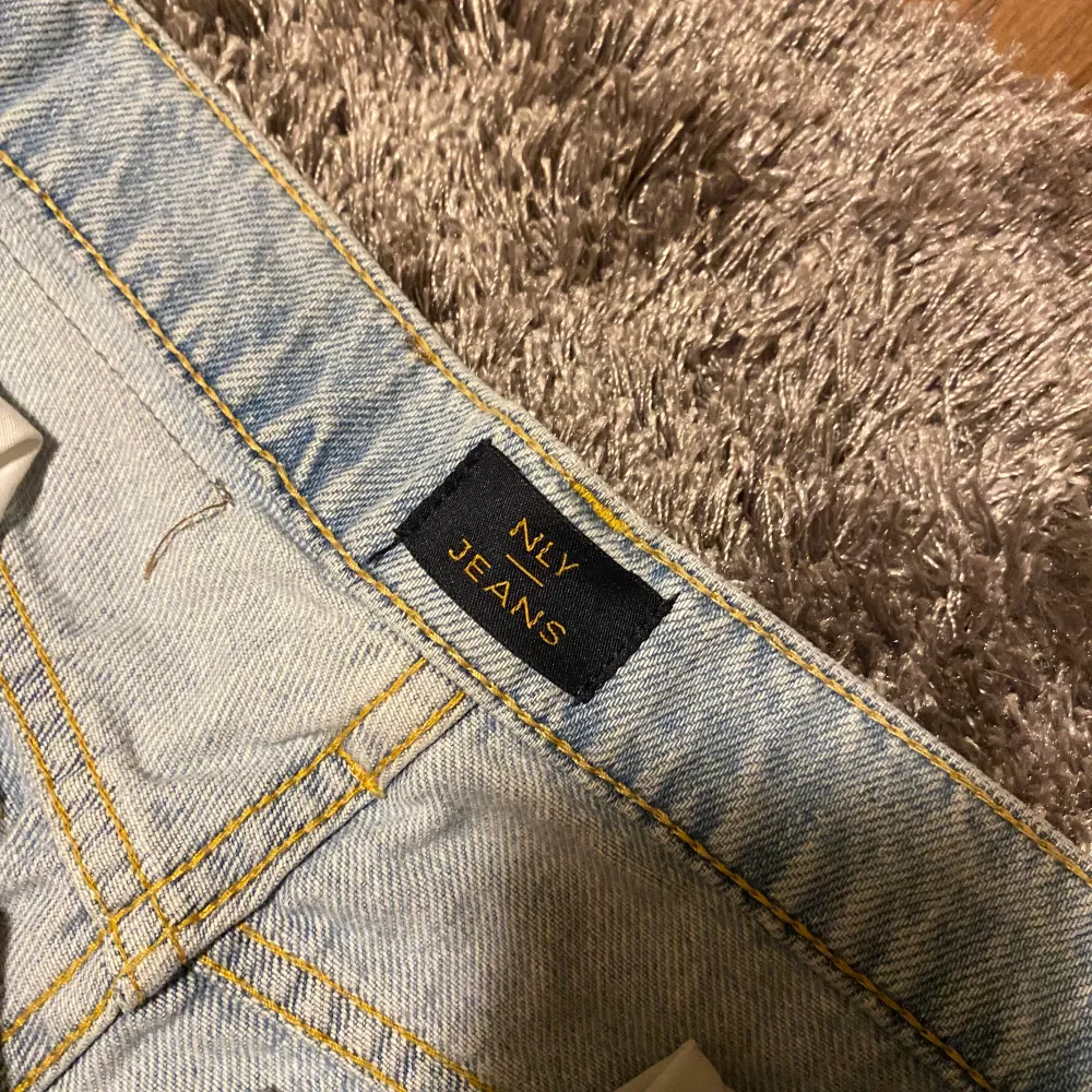 Säljer dessa jeansen från NLY! Helt oanvända pågrund av att de var för långa för mig! Jag är 163 och tog strl 32(extra long) köpte de för 599kr!!!!. Jeans & Byxor.