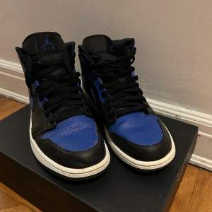 Säljer mina Air Jordan Mid storlek 44 då jag ej andvänder de längre, de är knappt andvända och är bra skick! (Kan skicka mer bilder om så behövs)  Kartong och kvitto finns! Säljer för 1600 (pris kan diskuteras) Frakt tillkommer