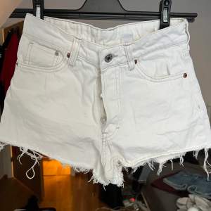 Super söta vita vintage shorts med hög midja från HM & Denim. Mycket bra skick, bara använda en eller två gånger.   Original pris: 199kr Frakt: 29kr 