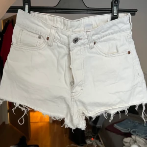 Vita shorts - Super söta vita vintage shorts med hög midja från HM & Denim. Mycket bra skick, bara använda en eller två gånger.   Original pris: 199kr Frakt: 29kr 