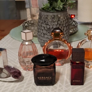 Parfymer - Säljer av lite av min parfym samling då jag hittat andra favoriter ☺️  Kan skickas med spårbart.  -Versace crystal Noir EDT 30 ml. Halva flaskan kvar 150:-   -Calvin klein Euphoria EDP 30ml. Halva flaskan kvar 150:-  -Rituals Fuyu D'or 15ml. 80% kvar 100:-