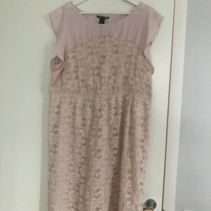 Brudtärneklänning  - Använd 1 gång. Svag ljus rosa