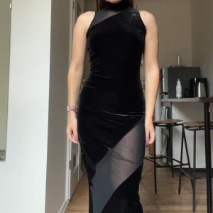 Svart sammet klänning - Säljer denna fina långa sammets klänning! Klänningen är i jätte fin sick och passar jätte fint❤️