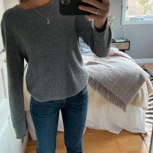 Kashmir tröja Filippa K - Grå/blå Kashmir tröja från Filippa K, mycket bra skick. Säljer då jag ej använder❤️