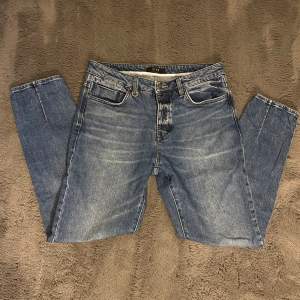 Sliten indigo eller bara blå färg på dessa jeans som har mer straight fit än baggy fit enligt mig. De har storlek W32 L28 på lappen men sitter bra på mig som är 185 cm. Köptes för 1100kr och har väldigt bra skick (8/10 kanske). Fråga  för mer bilder:)