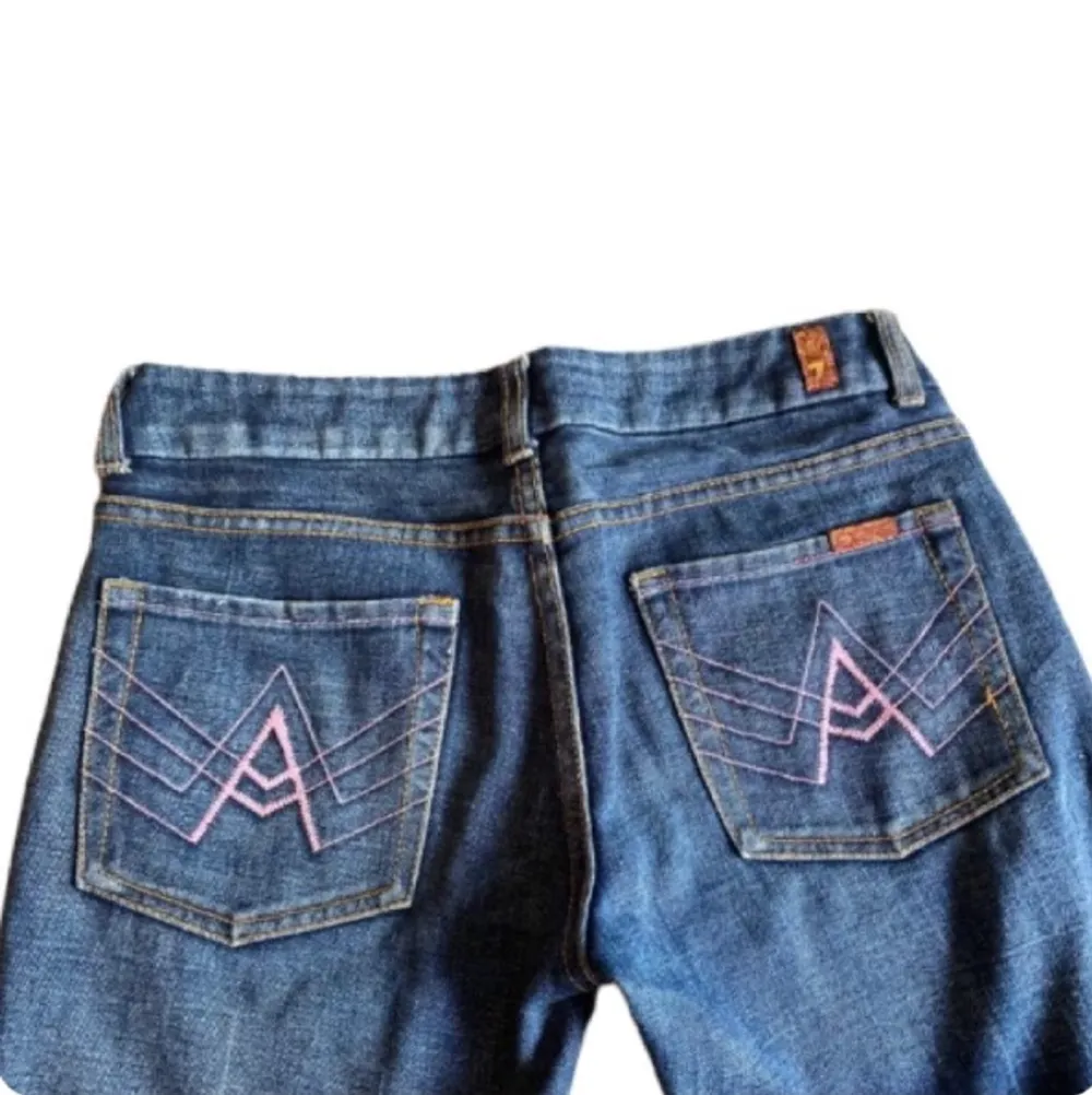 Ascoola lågmidjade bootcut jeans ifrån ” 7 for all mankind ” med sjukt coola rosa detaljer på bakfickan, dom har väldigt små slitningar längst ner på baksidan men annars är dom i väldigt bra skick. Jeans & Byxor.