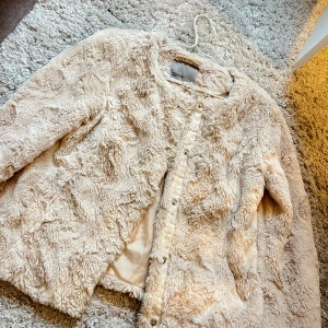 Pälsjacka - Pälsjacka från Vero Moda, superfint skick💗