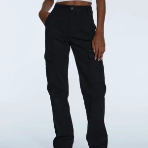 Cargobyxor - Säljer mina Stradivarius cargos för att jag inte använder de längre:)) De är ganska använda med de har inte slitits eller förstörts något. Konya för intresse eller fler bilder❤️