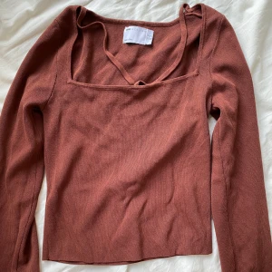 Topp med fyrkantig urringning  - Möts i Stockholmsområdet, vill du ha din vara skickad får du stå för frakten själv!