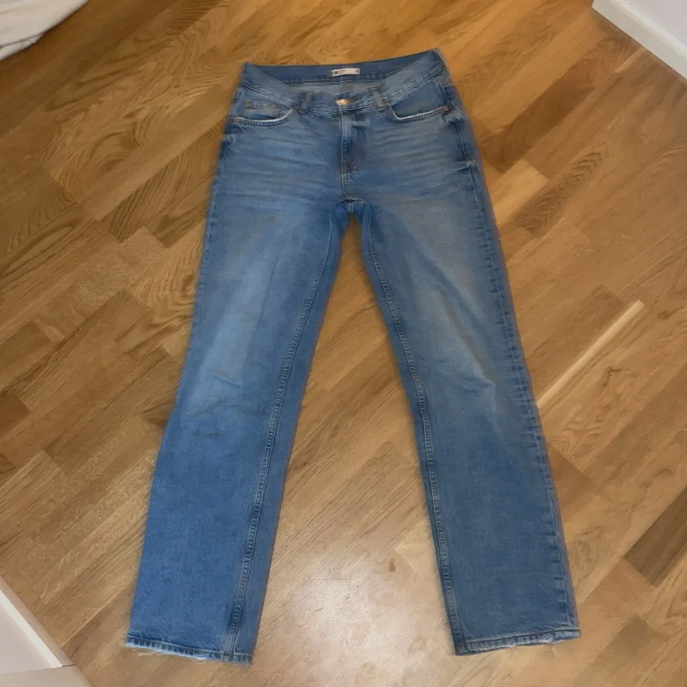 säljer mina jeans då dom är förstora för mig. jätte fina och fortfarande i bra kvalitet, dom är köpta för bara några månader sen. måtten på byxan är: midjemått 82-83cm, innerbensmått 81 cm. Jeans & Byxor.