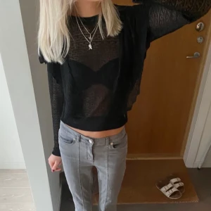 Svart blus  - Svart blus från zara, säljer då den inte kommer till användning 💗