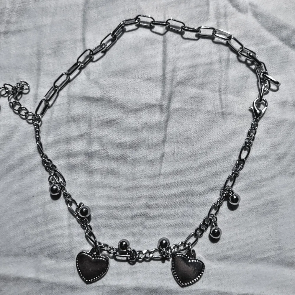 Här är ett jätte fint armband/halsband. Bra skick💕 15kr+frakt. Accessoarer.