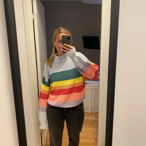 Randig stickad tröja - Randig stickad tröja ifrån Monki med prislapp kvar. Storlek M men passar mig som är S också. Pris 150kr + frakt! 💕💕