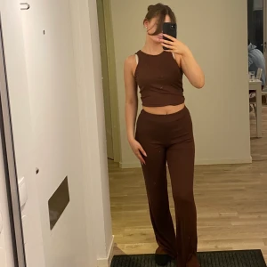 Brun ribbat mjukis sett  - Brun ribbat mjukis sett i storlek XS. 