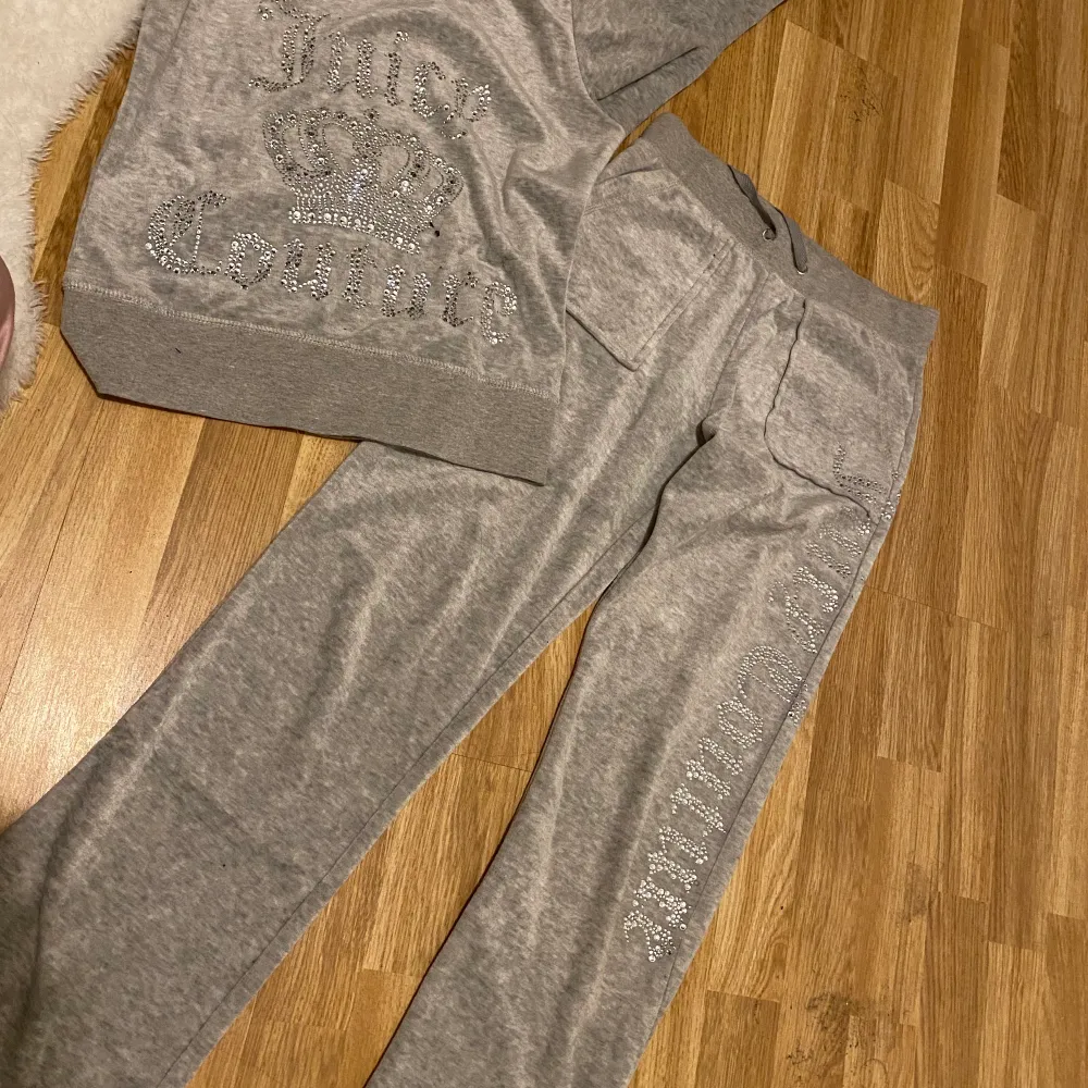 Juicy couture sett i grå med fickor där bak i storlek XS, säljer både tröjan & byxorna för 600. Tröjor & Koftor.