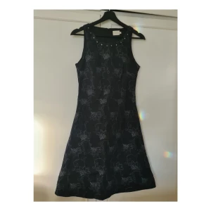 fin svart klänning med detalj  - en väldigt fin klänning i svart med gröna detaljer från Fransa. säljs då den tyvärr är för liten över bysten. materialet är bomull utan stretch och skulle säga att den slutar strax ovanför knäna. kontakta mig för fler bilder eller om du har frågor <3