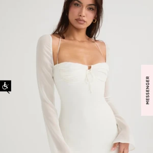 House of CB Vit klänning  - En vit klänning som jag hade till studenten i år bara använd en gång och är i nyskick med inga fläckar. Klänningen är i en storlek M men är lite liten av sig så passar en 36a, jag är 158ish och den är pyttelite längre på mig än på modellen. Nypris 2200kr.