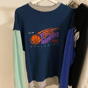 Oversize sweatshirt  - Oversize sweatshirt med små foundation fläckar på ena armen (se andra bilden) men inget man tänker på