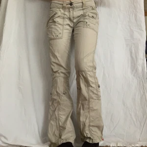 ascoola beigea cargo-byxor - typ grå- beigea cargo-byxor från edc by esprit*•*•* skitcoola med coola detaljer, fickor, sömmar och ringar. bra begagnat skick, storlek 36 och true to size - jag brukar ha 34 och de e lite stora på mig. skriv för mått eller frågor<33