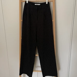 Kostymbyxor  - Randiga kostymbyxor från NA-KD i mycket bra skick🥰