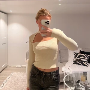 Zara festtopp - Festttop i färgen beige, knappt använd i storlek s.