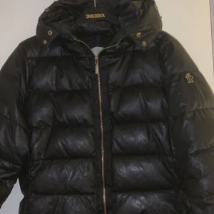 Moncler jacka dam - Moncler jacka Dam  Skick 8/10 Storlek: xs/s Pris går att diskuteras Möts upp i Göteborg 