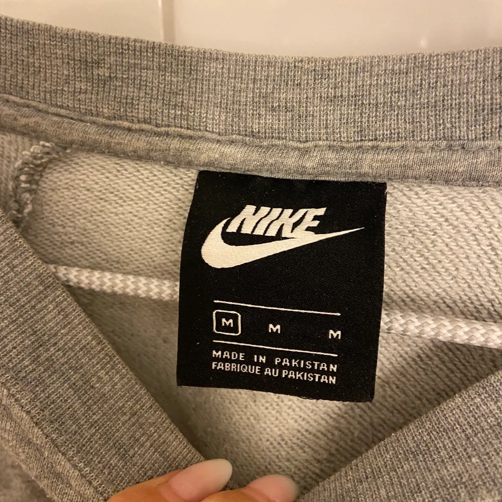 Säljer en grå sweatshirt från Nike, använd några gånger men är i perfekt skick🤍 . Tröjor & Koftor.