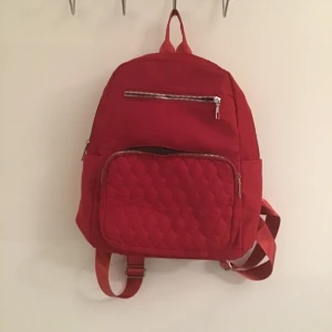 Helt ny väska :) - FRAKT: 63kr  -perfekt till skolan! -får plats med mkt i  -köptes för 299kr