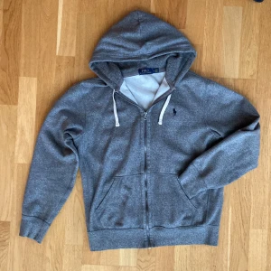Polo Ralph Lauren full zip hoodie  - Gråmelerad huvtröja med dragkedja i mycket bra skick. Endast använd ett fåtal gånger.  Pris kan diskuteras 