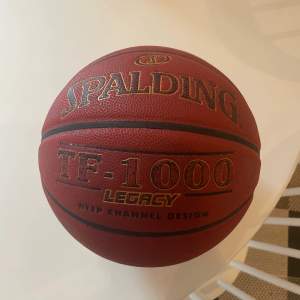 • Spalding Tf 1000 = 400 Kr  • Wilson Evolution = 350 Kr  • Svart & Röd Spalding = 400 Kr