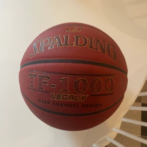 Basketbollar  - • Spalding Tf 1000 = 400 Kr  • Wilson Evolution = 350 Kr  • Svart & Röd Spalding = 400 Kr