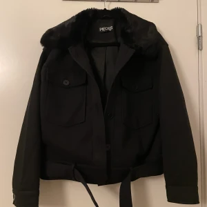 Meotine kappa - Liknande Meotine kappa i storlek S, väldigt trendig som jag fick men var för liten för mig❤️Skriv vid frågor och för mer bilder❤️