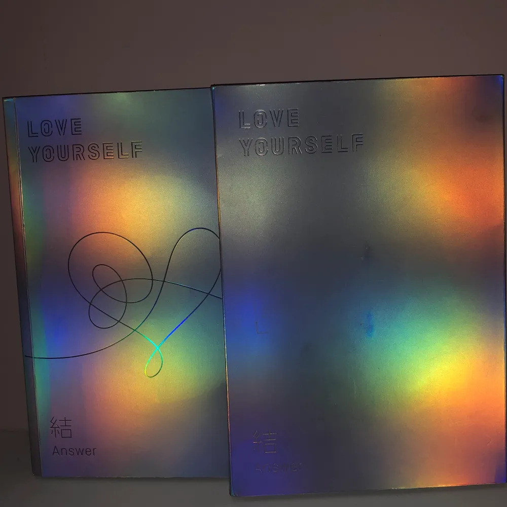 BTS Love Yourself Album, allt ingår utom PC. 2 Skivor, Extra Notes och ”foto boken”. Original pris 370kr.. Övrigt.