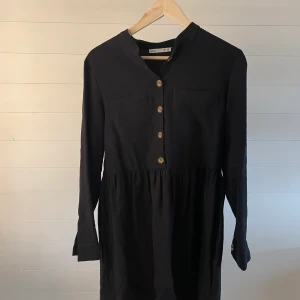 ❤️‍🔥Klänning från Lefties❤️‍🔥 - En svart, cool klänning från lefties i stl s!! Endast använd ett fåtal gånger🧡