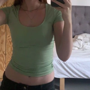 Grön t shirt - Säljer min gröna tshirt ifrån Gina Tricot. Den är i runt skönt material och köptes i somras men säljer för att jag inte får användning för den.