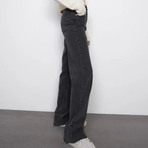 Jeans zara - Säljer dessa från zara då jag beställde fel storlek. Lappar kvar aldrig använda! Köparen står för frakten!