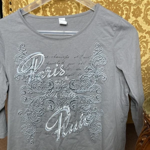 Tröja med fint tryck :) - Hej! Säljer min tröja som jag inte använder. Det står att den är storlek 42 eur men sitter som en m. Väldigt fin och skönt material. Kan mötas i Halmstad Gislaved eller Stockholm vid snabb handel. Annars får man betala frakt själv. Kan diskutera priset :)