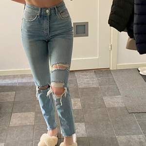 Ljusa jeans i modellen ”Sienna” från Gina Tricot, storlek 36. Håliga på knäna och ett hål på låret, ”klippt” kant nertill. Snygg tvätt och bra passform. Fint skick. Nypris 499kr