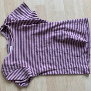 Jättegullig lila tröja - Randig t-shirt som är supergullig!