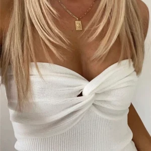 Vit topp - toppen är oanvänd, storlek S passar XS också då den är stretchig. Superfin, haft jättemånga intresserade så nu är det först till kvarn! Köp direkt för 500kr. Haft folk som budar men sen hoppar ur så skriv bara om ni vill köpa. 