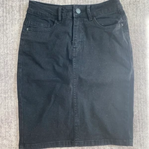 Svart stretchig jeanskjol - Jätteskön svart jeanskjol från Vero Moda! Lite längre i modellen men går även att vika eller dra upp och anpassa fitten!💕 