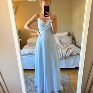 Säljer denna underbara balklänning då jag har två stycken, den är ljusblå och har jättefin rygg💘 den är aldrig använd, endast testad, prislappen är kvar! Köpt för 1100kr men säljer för 950kr, klänningen är i storlek 36 och passar perfekt på mig som är 175💖 skriv för fler bilder!!