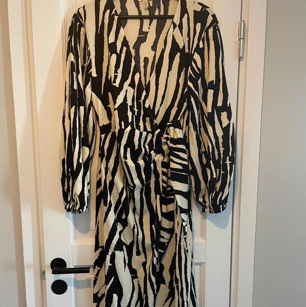 Slutsåld Zebra klänning omlott från H&M i storlek M. Aldirg använd! . Klänningar.