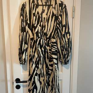 Slutsåld Zebra klänning omlott från H&M i storlek M. Aldirg använd! 