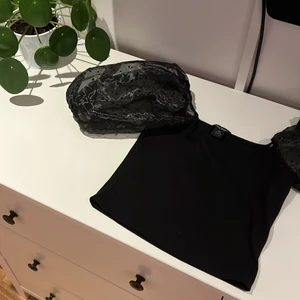 Festlig topp - En festlig topp från monki. Aldirg använd men lapp borttagen då jag trodde jag skulle använda den mer. 