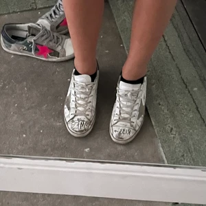 Golden goose - Slitna äkta Golden Goose skor som är självritat på😅, köptes för ca 4 500kr